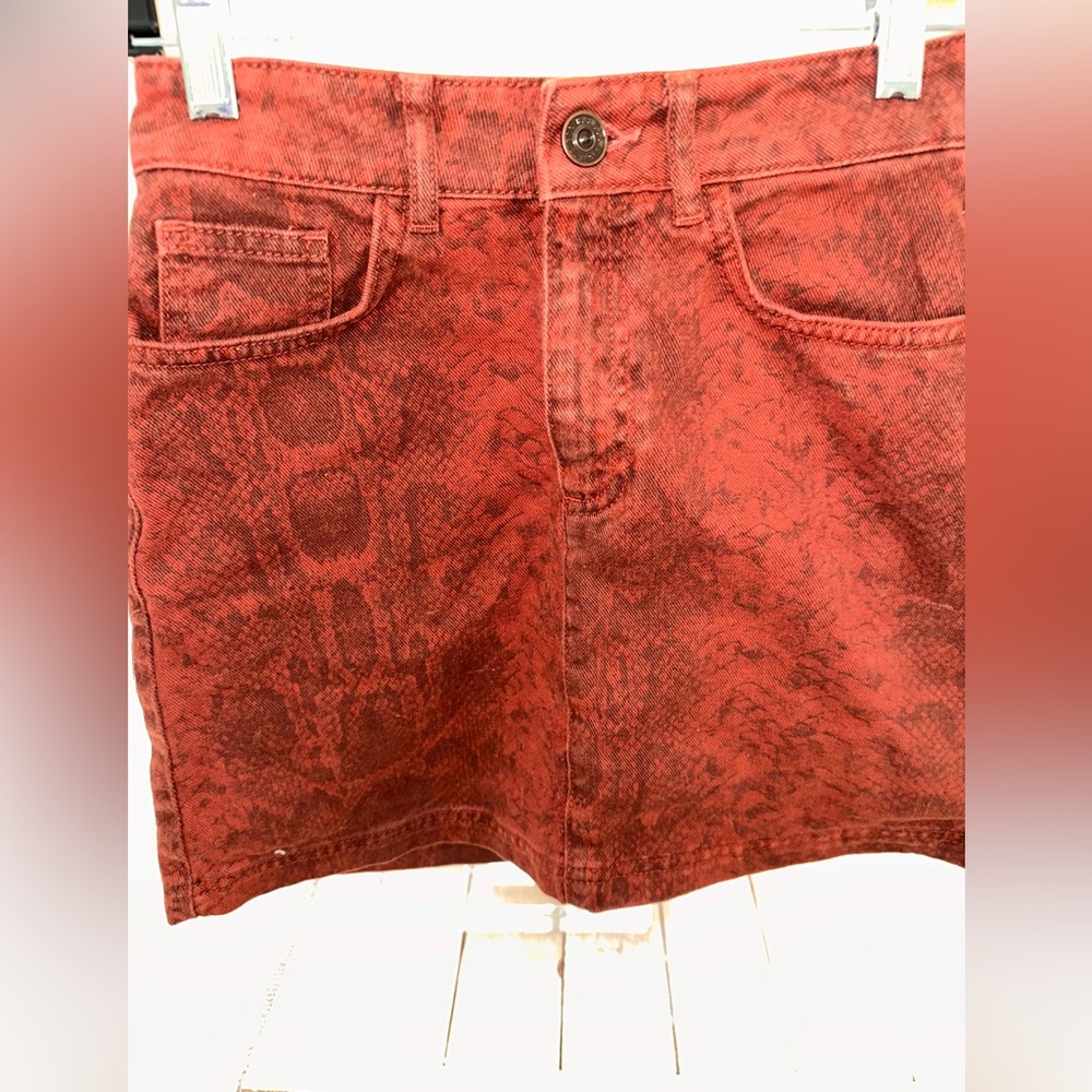 Jen material mini skirt, not to short